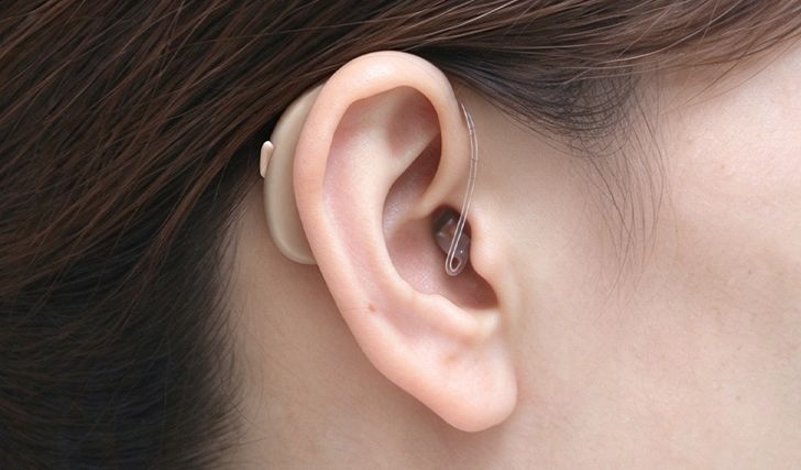 佩戴助听器图，隐形看不见