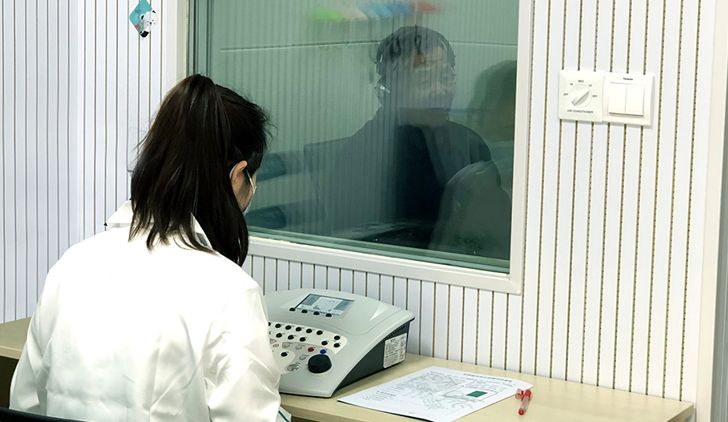 听医生听力检测